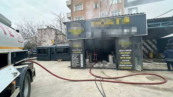 Oto yıkamacıda çıkan yangın büyümeden söndürüldü